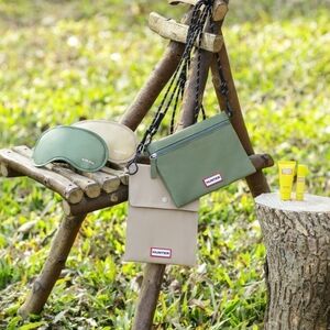 Eva Air X Hunter Premium Amenity Kit green